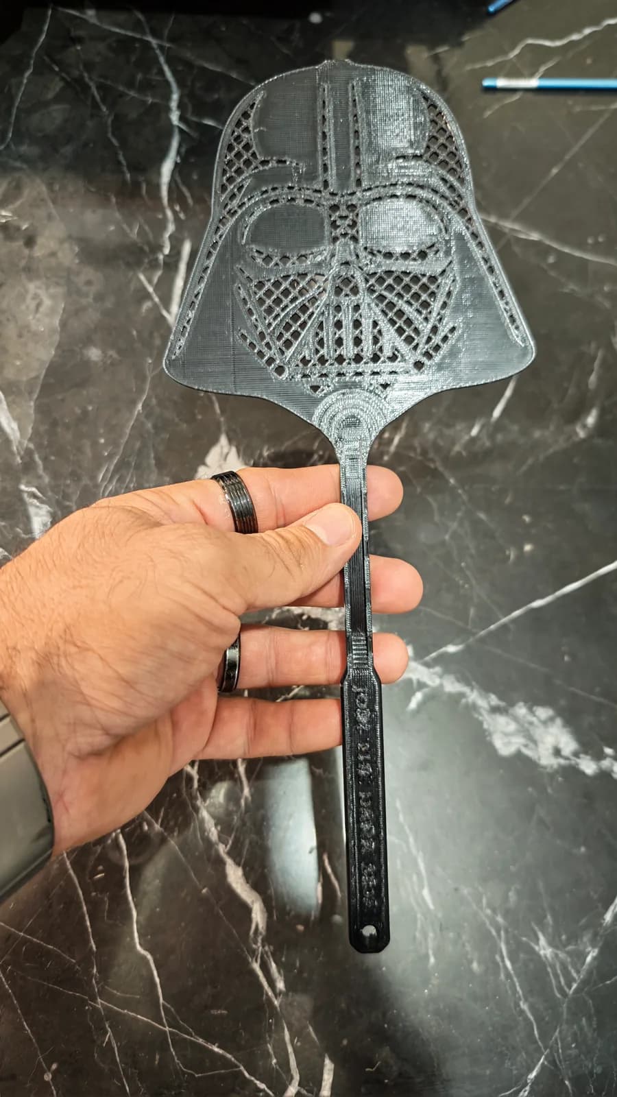 Matamoscas casco oscuro, impresión 3D de Estamparte